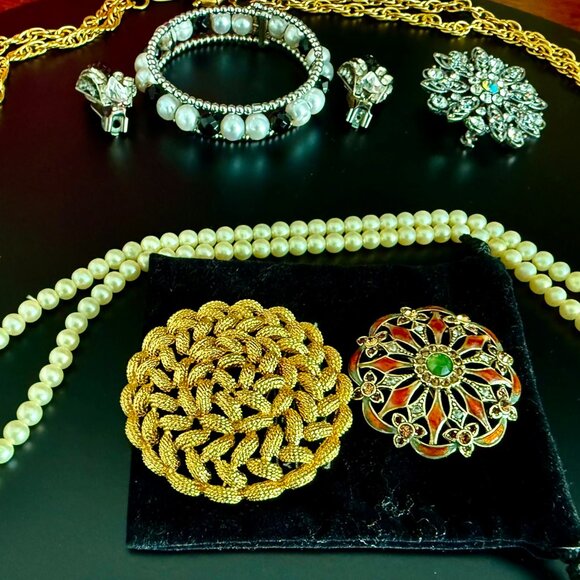 Monet Vintage Round Textured Gold Plated, Braided Brooch Pin - Picture 4 of 7